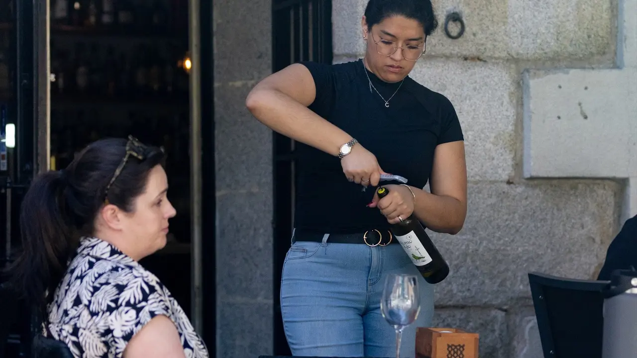 Una camarera sirve una copa de vino. Eduardo Parra / Archivo