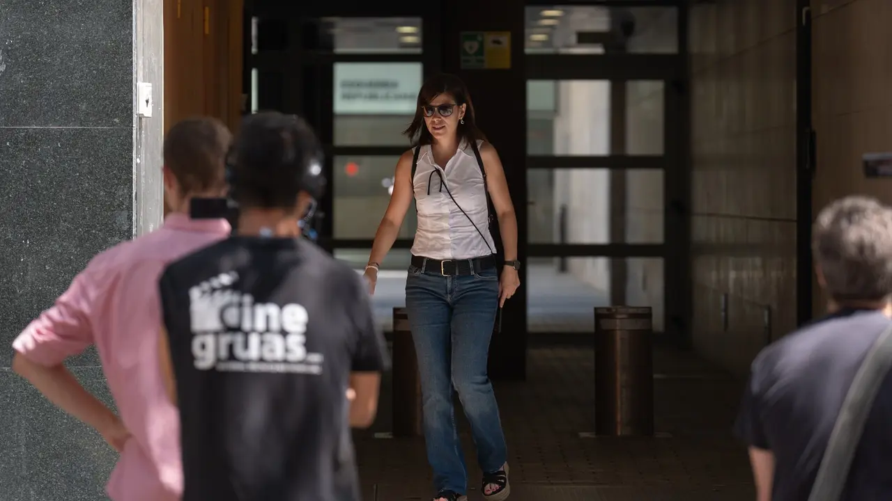 La portavoz de Esquerra Republicana en el Parlament de Catalunya, Marta Vilalta, a su salida de la sede de ERC. David Zorrakino