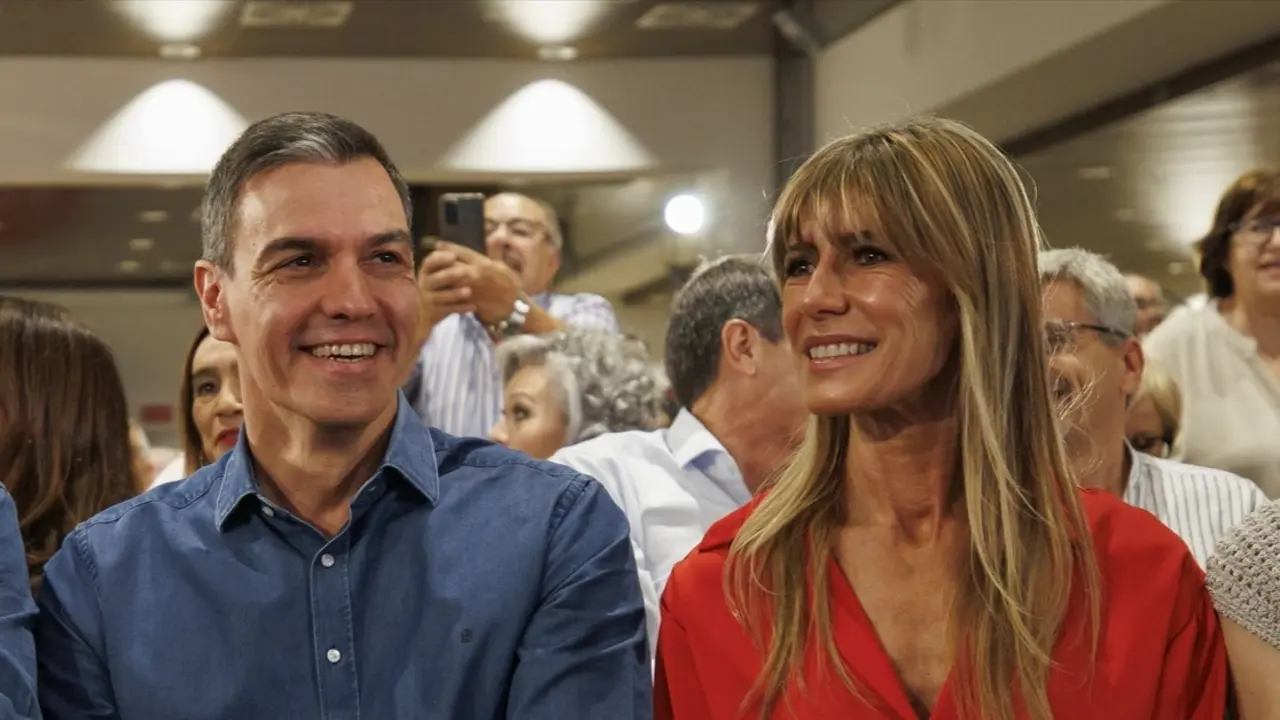El secretario general del PSOE y presidente del Gobierno, Pedro S&aacute;nchez, junto a su mujer, Bego&ntilde;a G&oacute;mez. EP / Archivo
