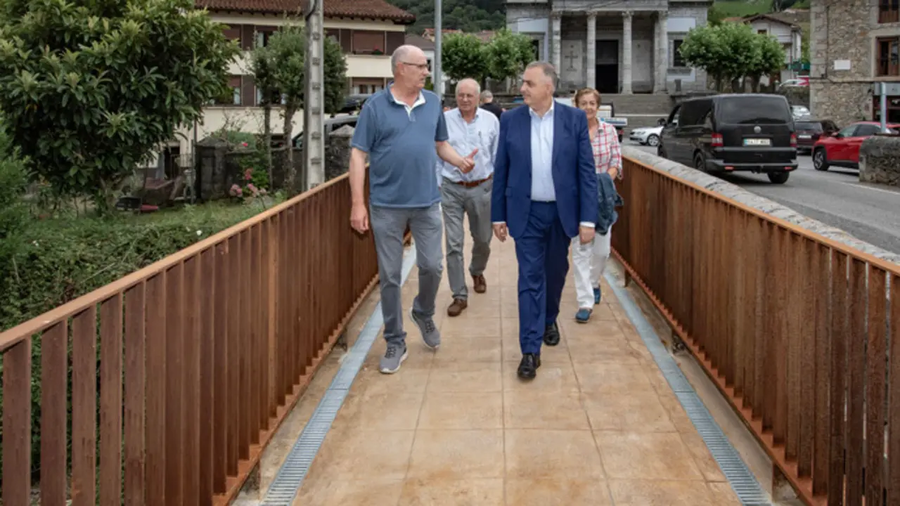 El consejero de Fomento, Roberto Media, visita la pasarela peatonal de la carretera que una La Cavada con Ramales de la Victoria. / A.E