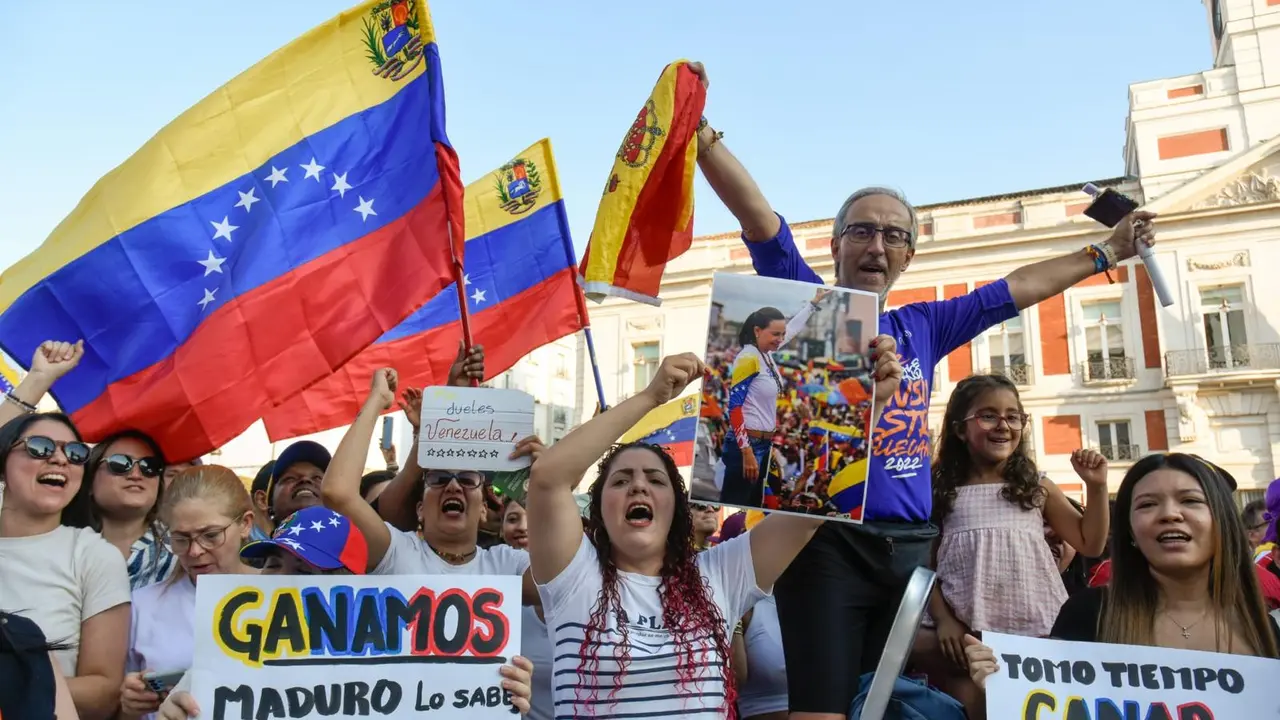 Cientos de venezolanos se manifestaron este s&aacute;bado en la Puerta del Sol en Madrid. Richard Zubelzu