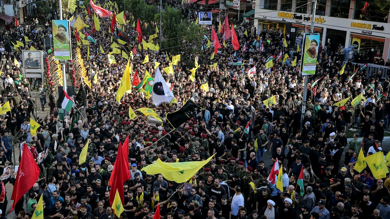 La gente ondea banderas durante el funeral del m&aacute;ximo comandante de Hezbol&aacute;, Fuad Shukr, en los suburbios del sur de Beirut. Marwan Naamani