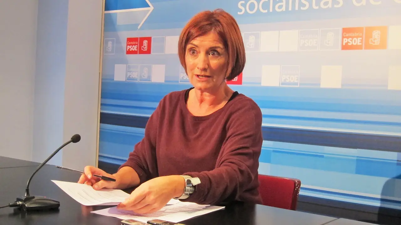 La exalcaldesa de Santo&ntilde;a, Puerto Gallego, en una rueda de prensa del PSOE. / EP