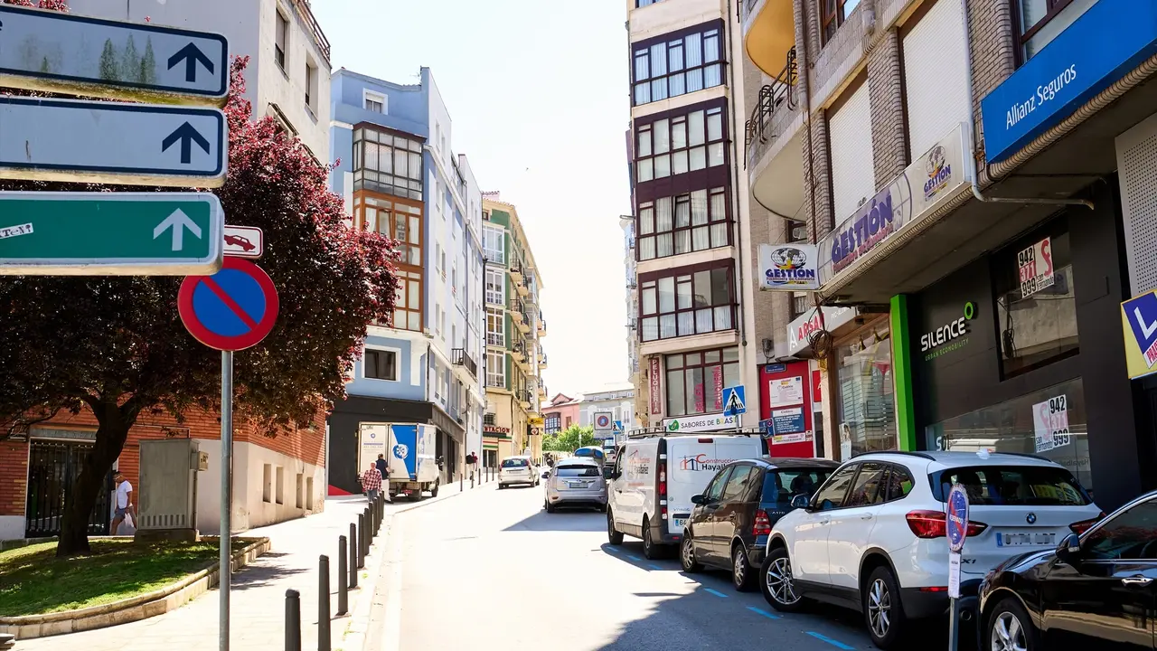 Vista de varios comercios en una calle de Santander. / Juanma Serrano