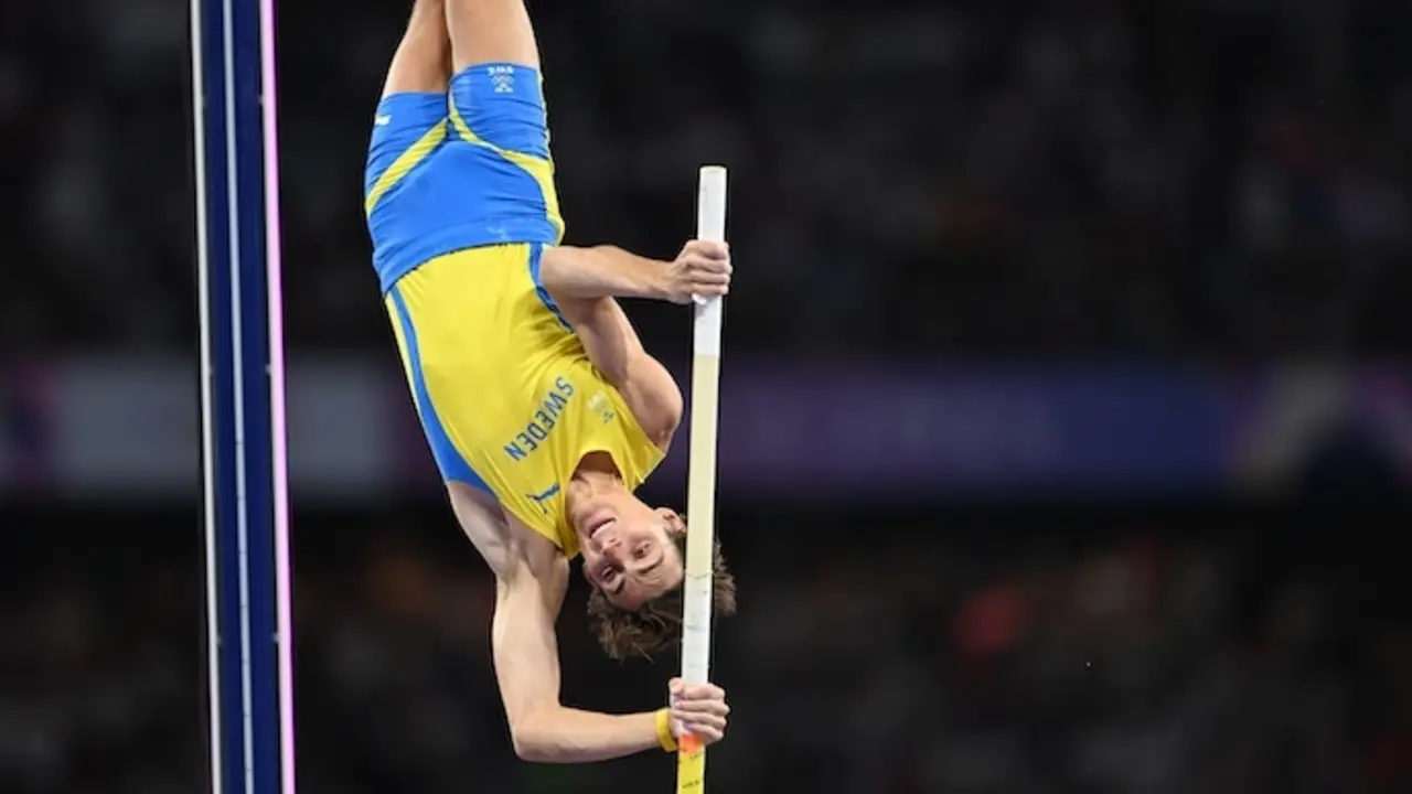 05 de agosto de 2024, Francia, Saint-Denis: el sueco Armand Duplantis en acci&oacute;n durante la final masculina de salto con p&eacute;rtiga en el Estadio de Francia durante los Juegos Ol&iacute;mpicos de Par&iacute;s 2024. Foto: Sven Hoppe/dpa

Firma: Sven Hoppe / dpa