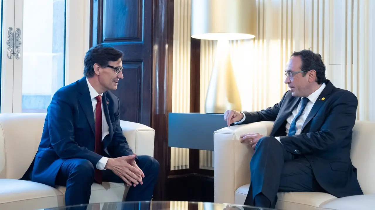 El l&iacute;der del PSC, Salvador Illa (i) y el presidente del Parlament de Catalu&ntilde;a, Josep Rull (d), durante la primera reuni&oacute;n de la ronda de consultas.  David Zorrakino