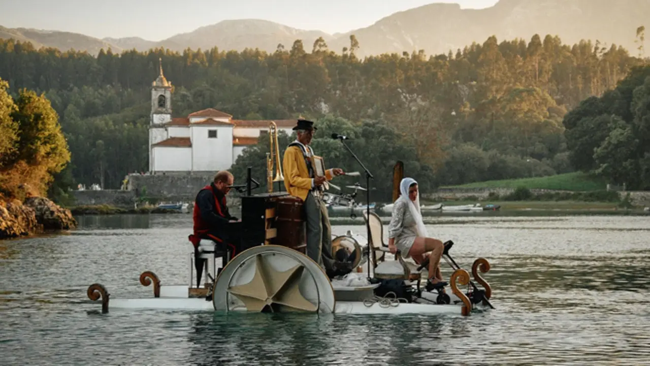 Espect&aacute;culo del piano flotante. / LE PIANO DU LAC