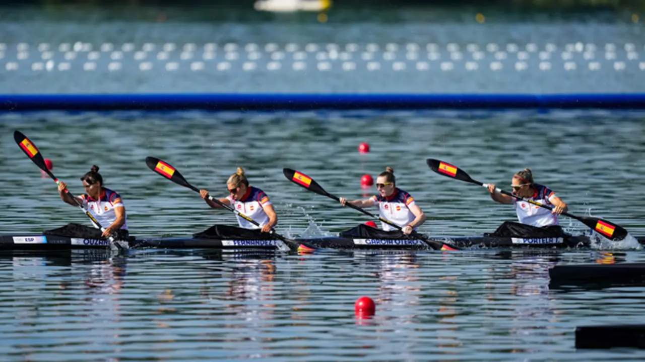 Sara Ouzande, Estefania Fernandez, Carolina Garcia Otero y Teresa Portela en K4 en Par&iacute;s.  EP