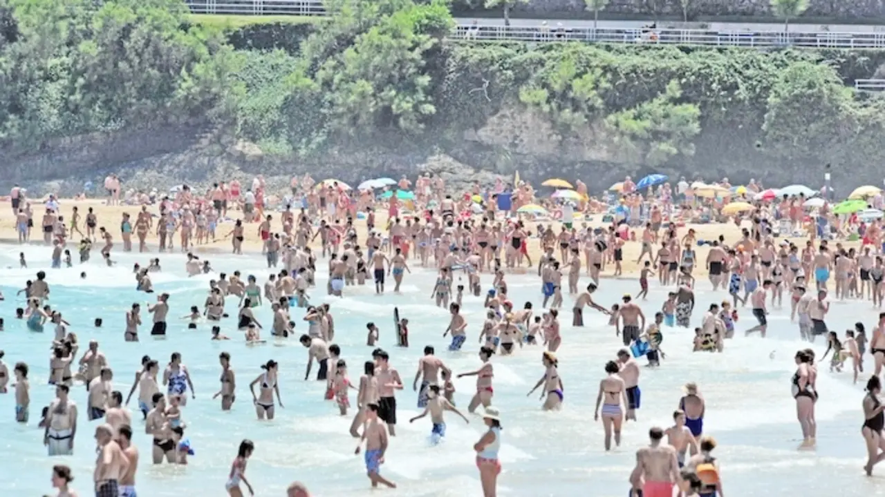 Cientos de personas disfrutan estos d&iacute;as en Santander de las playas y del sol. Tanto turistas como vecinos visitan cada d&iacute;a los arenales de la ciudad en busca de un ba&ntilde;o refrescante en aguas del Cant&aacute;brico o de un ba&ntilde;o de sol que broncee sus cuerpos. En la fotograf&iacute;a de DELTA se puede comprobar la gran afluencia de ba&ntilde;istas a la playa de el Sardinero en la jornada de ayer s&aacute;bado 22 DE AGOSTO DE 2010