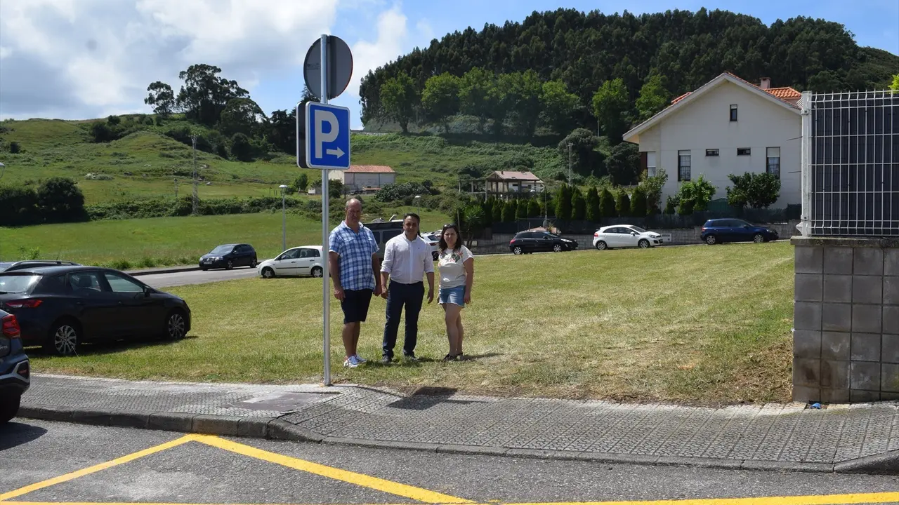 El aparcamiento disuasorio de Liencres con 60 plazas abre al p&uacute;blico. / Alerta