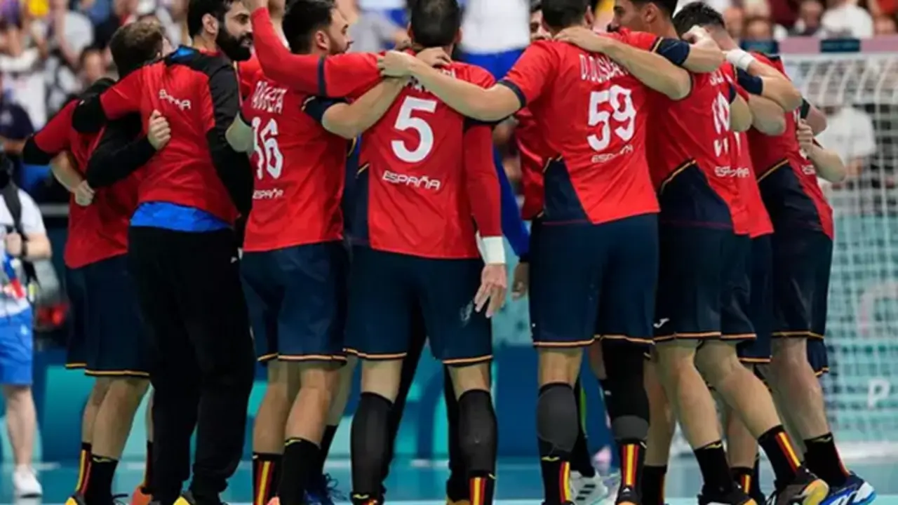 Los Hispanos celebran una victoria espa&ntilde;ola en el torneo de balonmano masculino de los Juegos Ol&iacute;mpicos. / COE