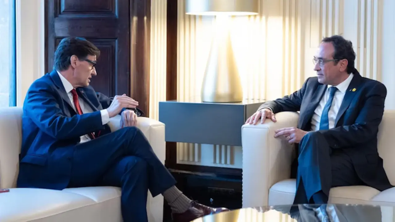 El l&iacute;der del PSC, Salvador Illa y el presidente del Parlament de Catalu&ntilde;a, Josep Rull | David Zorrakino. / EP