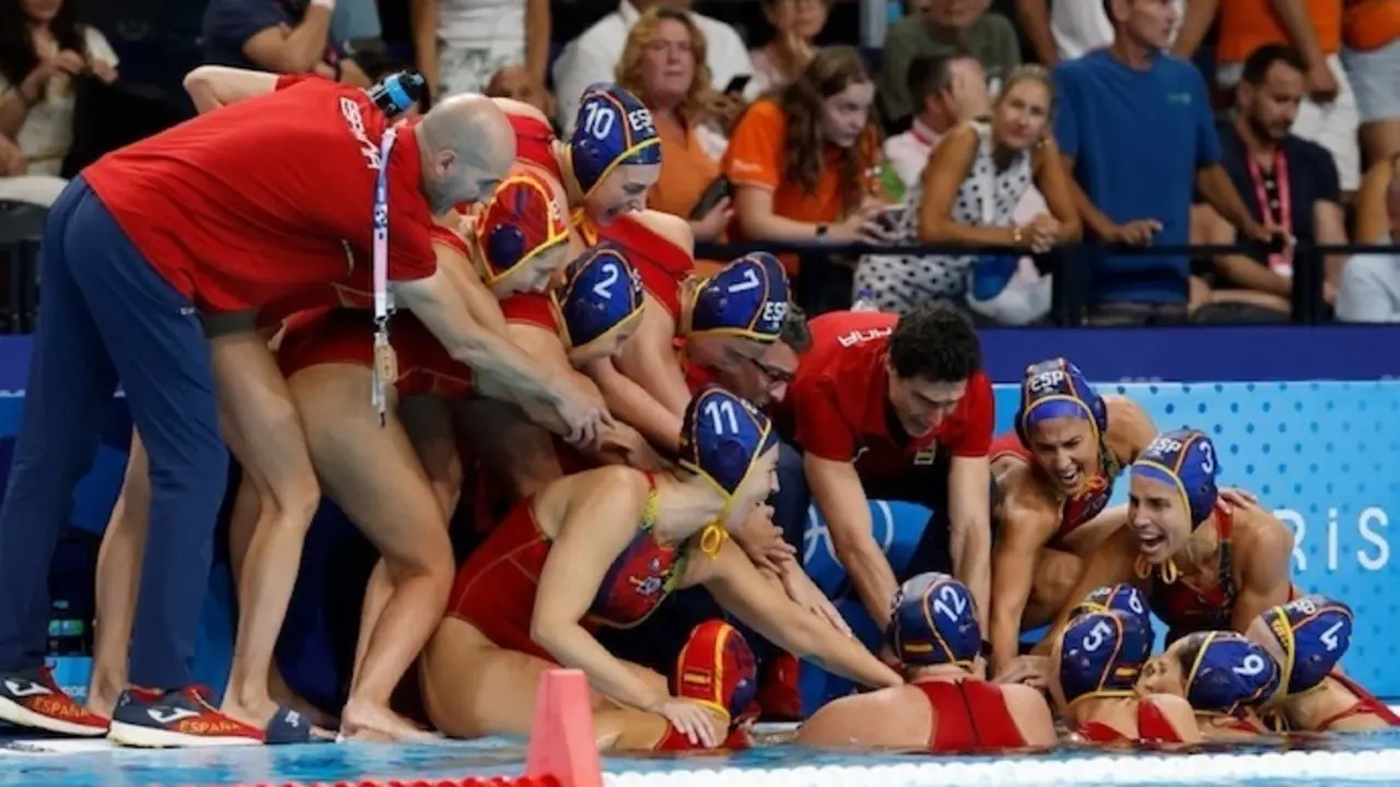 La selecci&oacute;n espa&ntilde;ola de waterpolo femenino celebra el pase a la final de los Juegos Ol&iacute;mpicos de Paris 2024. / RFEN