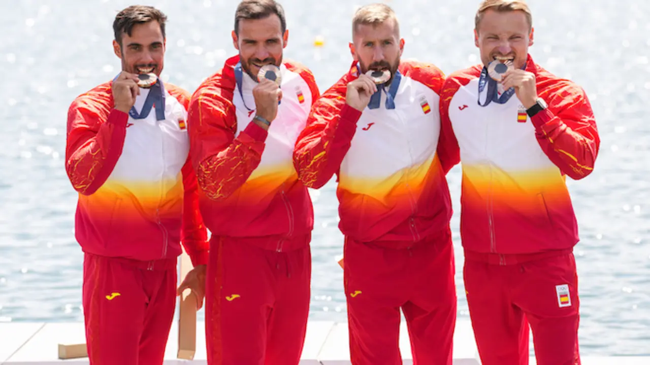 Los palistas espa&ntilde;oles Rodrigo Germade, Sa&uacute;l Craviotto, Carlos Ar&eacute;valo y Marcus Cooper con la medalla de bronce. / EP