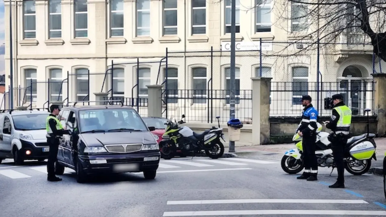 Un control de polic&iacute;a en Santander. / A.E