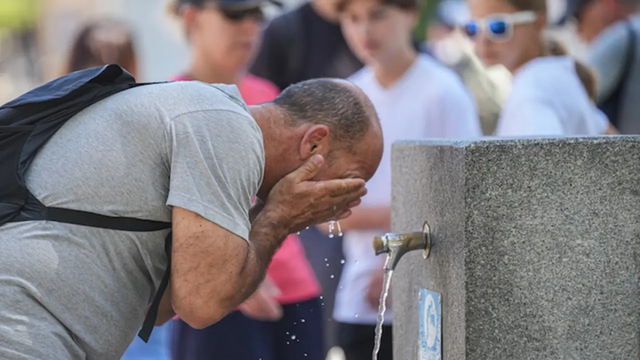 Un hombre se refresca en fuente p&uacute;blica.. / EP
