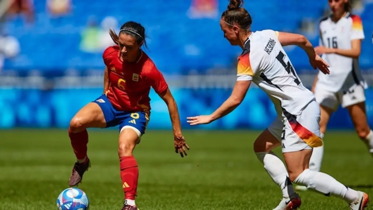 La selecci&oacute;n espa&ntilde;ola femenina de f&uacute;tbol no ha podido conseguir este viernes la medalla de bronce en el torneo de los Juegos Ol&iacute;mpicos de Par&iacute;s despu&eacute;s de perder por 1-0 ante Alemania en un partido donde no ha aprovechado un penalti en el 98 para empatar y forzar la pr&oacute;rroga.

La campeona del mundo se marcha de vac&iacute;o finalmente de su primera participaci&oacute;n en esta cita. Pese a mejorar respecto a sus &uacute;ltimos encuentros y tener buenas ocasiones, al final no ha podido con una rival a la que sigue sin ganar y que se ha llevado el bronce tras un penalti anotado por Giulia Gwinn en el minuto 65 provocado tras una mala salida de Cata Coll. En el minuto 98, Alexia Putellas ha tenido otra pena m&aacute;xima para igualar, pero la guardameta alemana le ha adivinado las intenciones y le ha dado la medalla a las alemanas. / RFEF
