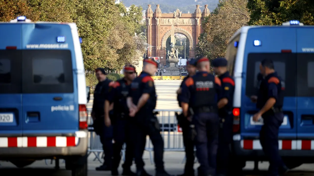 Agentes de los Mossos d' Esquadra y varias personas en las inmediaciones del Parlament de Catalu&ntilde;a. Kike Rinc&oacute;n