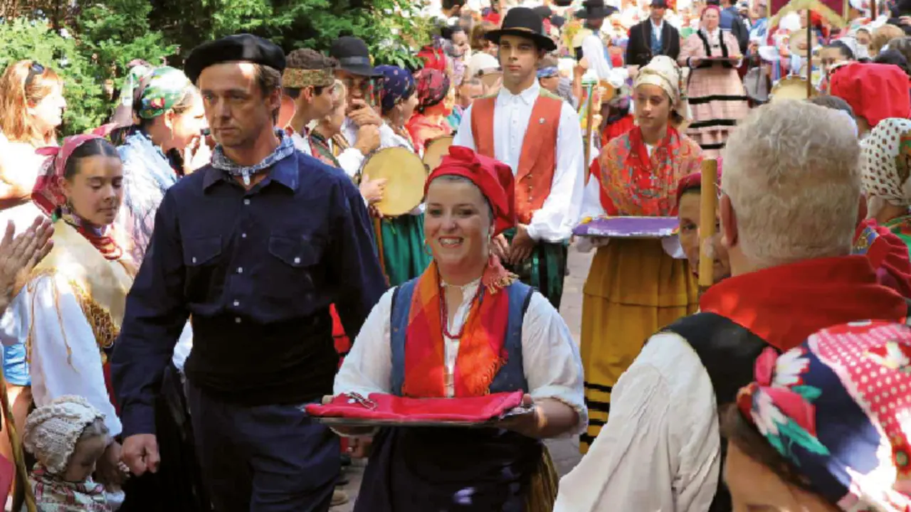 Tradiciones, carrozas, danzas, charangas y pe&ntilde;as, en el D&iacute;a de Cantabria, que celebra, adem&aacute;s, ma&ntilde;ana domingo 11 de agosto, su 58 edici&oacute;n, por las calles de Cabez&oacute;n de la Sal.  / Saja
