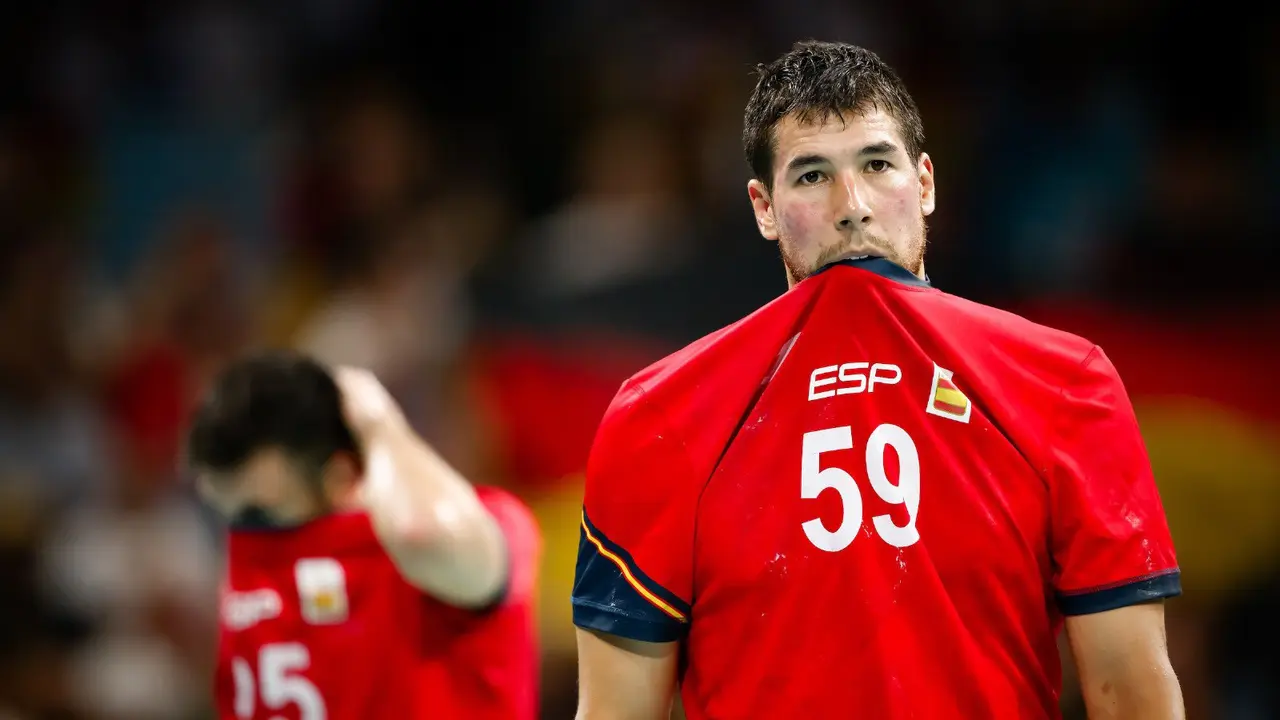 Los jugadores de balonmano en el partido de los juegos olimpicos.