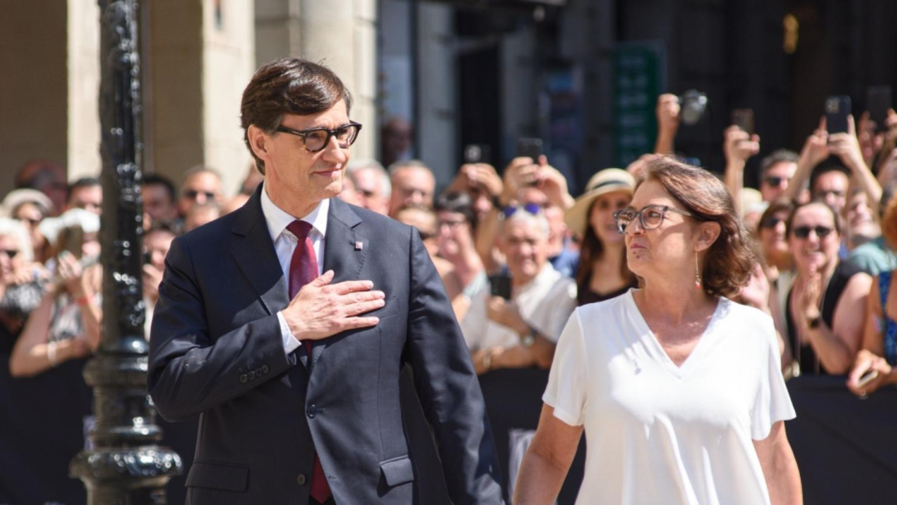 Portada
Barcelona
Gerona
L&eacute;rida
Tarragona
El nuevo president de la Generalitat de Catalu&ntilde;a, Salvador Illa y su mujer, Marta Estruch, a su llegada a la toma de posesi&oacute;n como president de la Generalitat, en la plaza de Sant Jaume, a 10 de agosto de 2024, en Barcelona, Catalunya (Espa&ntilde;a). El primer secretario del PSC, Salvador Illa, fue investido el pasado 8 de agosto, presidente de la Generalitat con los votos de los 42 diputados de su grupo parlamentario (PSC-Units), los 20 de ERC y los 6 de los Comuns, que suman los 68 esca&ntilde;os que representan la mayor&iacute;a absoluta. Ayer, 9 de agosto, se reunieron &eacute;l y el presidente saliente, Pere Aragon&egrave;s, para realizar el traspaso institucional de funciones.
10 AGOSTO 2024;INVESTIDURA;ILLA;TOMA DE POSESI&Oacute;N;CATALU&Ntilde;A;BARCELONA;PSC;PSOE;MINISTROS
Alberto Paredes / Europa Press
10/8/2024
Salvador Illa y su mujer, Marta Estruch, llegan a la toma de posesi&oacute;n, en el Palau de la GeneralitatEuropa Press