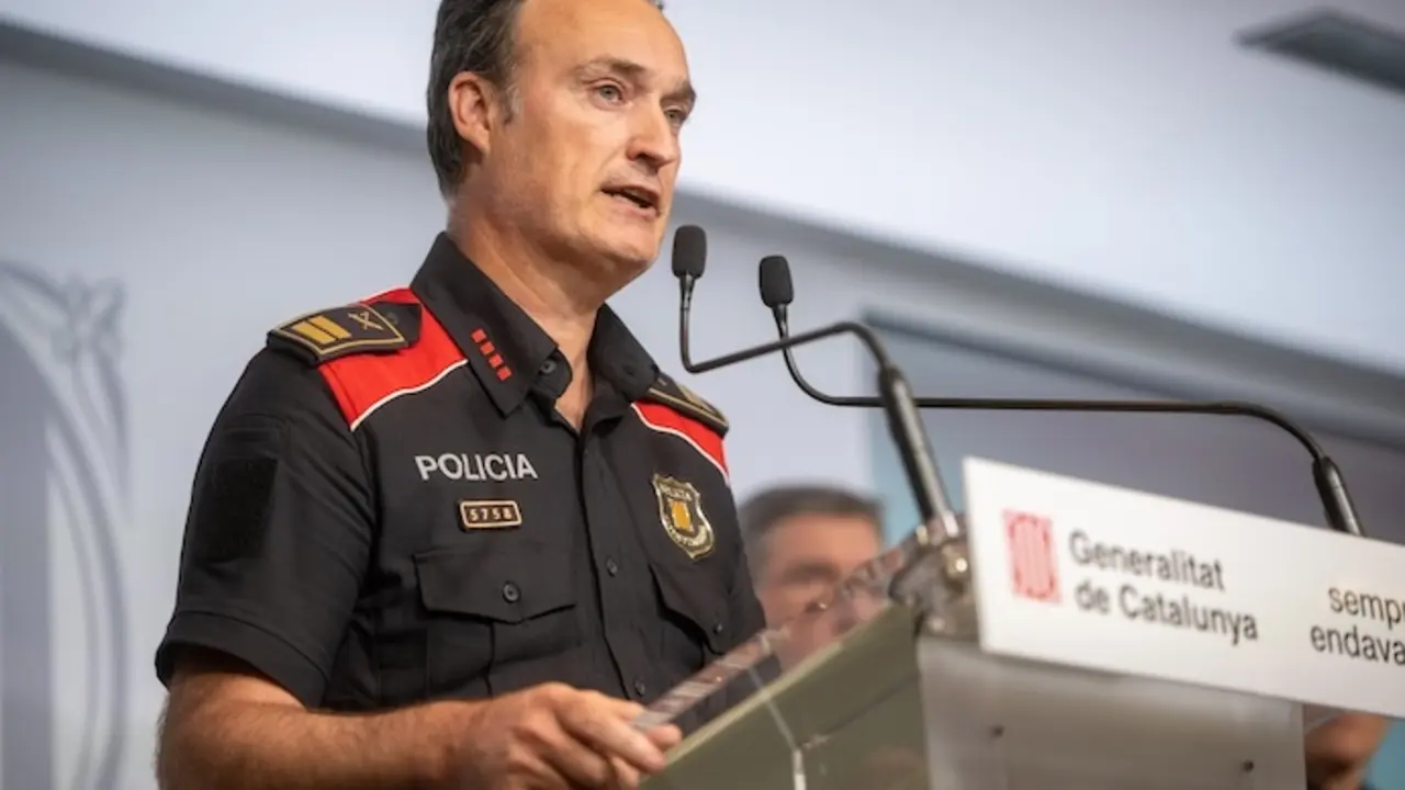 El comisario jefe de los Mossos d'Esquadra, Eduard Sallent, comparece ante la prensa para explicar el dispositivo policial en torno al expresidente de la Generalitat, Carles Puigdemont, en la Conselleria de Interior, a 9 de agosto de 2024, en Barcelona, Catalunya (Espa&ntilde;a). El conseller de Interior en funciones ha afirmado durante la rueda de prensa que los Mossos d'Esquadra no esperaban "un comportamiento tan impropio", en referencia a la huida del expresidente Carles Puigdemont, y ha acusado a Junts de usar a los ciudadanos como extras de un enga&ntilde;o. Los Mossos d'Esquadra detuvieron ayer, 8 de agosto, a dos agentes del cuerpo por presuntamente ayudar al expresidente de la Generalitat, Carles Puigdemont, a salir tras pronunciar su discurso por la ma&ntilde;ana.
09 AGOSTO 2024;PRENSA;PUIGDEMONT;HUIDA;MOSSOS
Lorena Sop&ecirc;na / Europa Press
09/8/2024