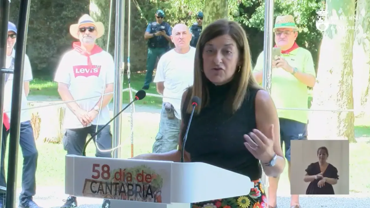 La presidenta de Cantabria, Mar&iacute;a Jos&eacute; S&aacute;enz de Buruaga durante su discurso. / G.C.