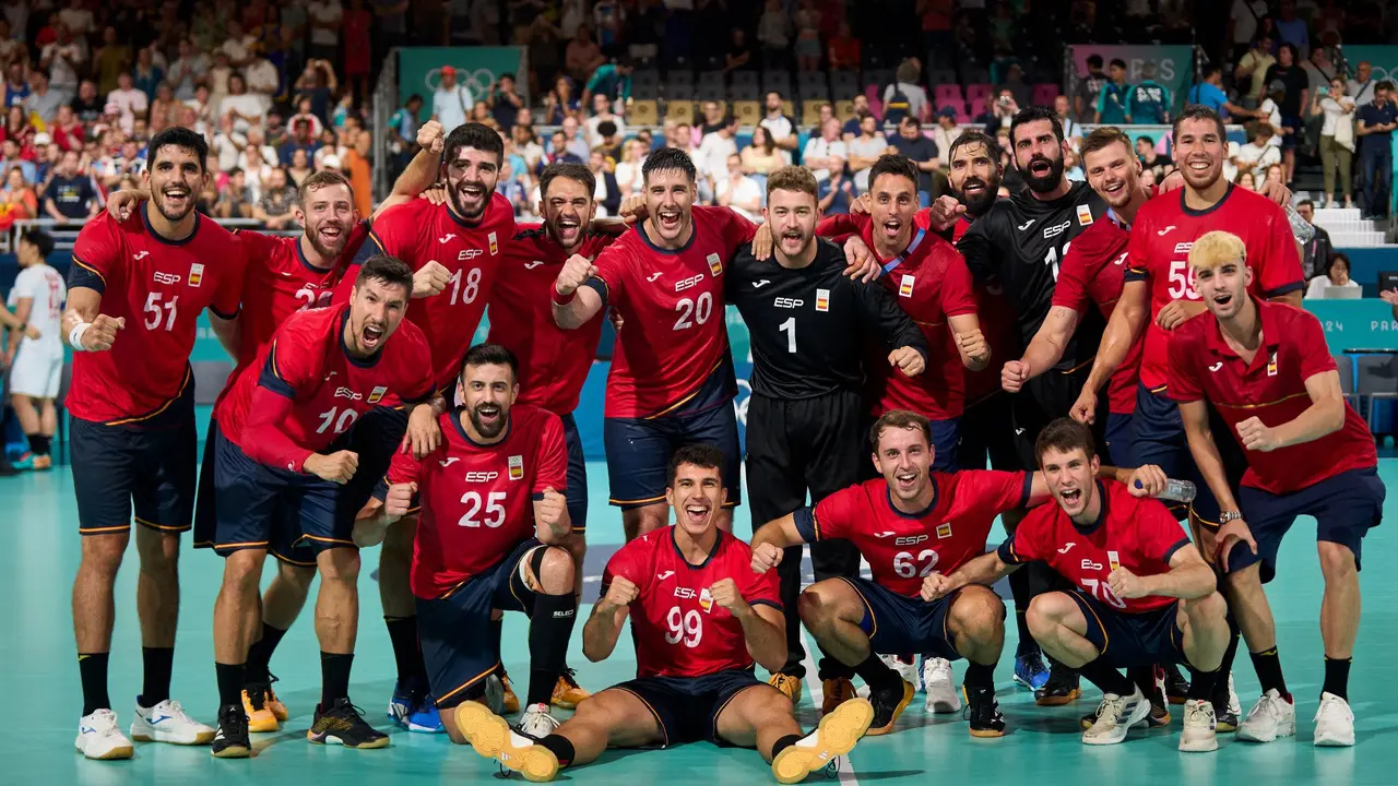 Los Hispanos celebran la medalla de bronce ganada contra Eslovenia en los Juegos Ol&iacute;mpicos de Paris 2024