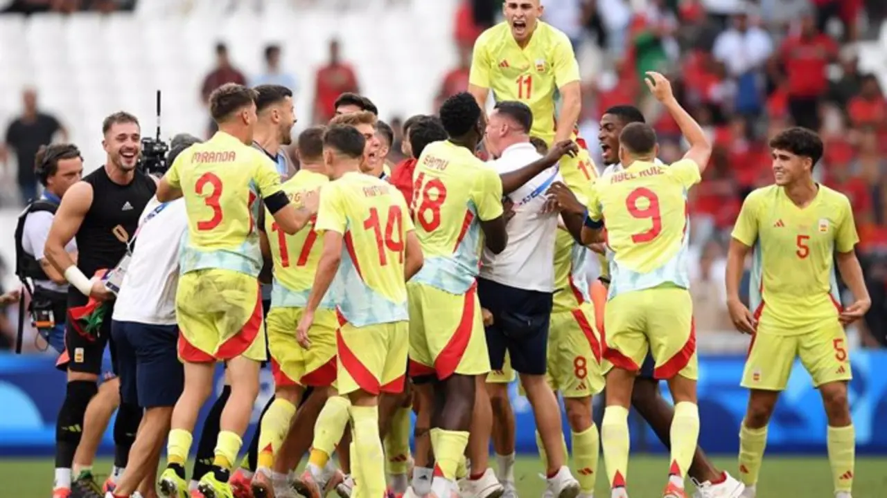 Los jugadores de la selecci&oacute;n espa&ntilde;ola de f&uacute;tbol ol&iacute;mpica celebra el pase a la final de Paris 2024.
- RFEF
