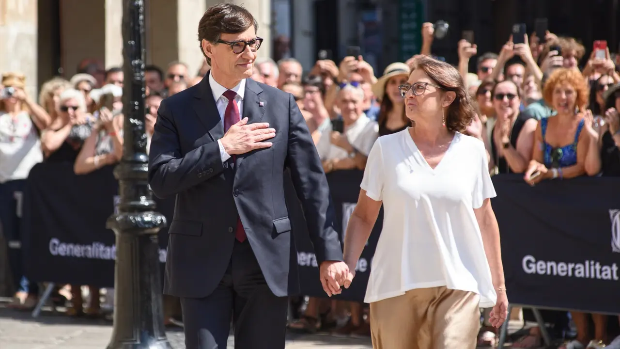 El nuevo presidente de la Generalitat de Catalu&ntilde;a, Salvador Illa y su mujer, Marta Estruch. Alberto Paredes