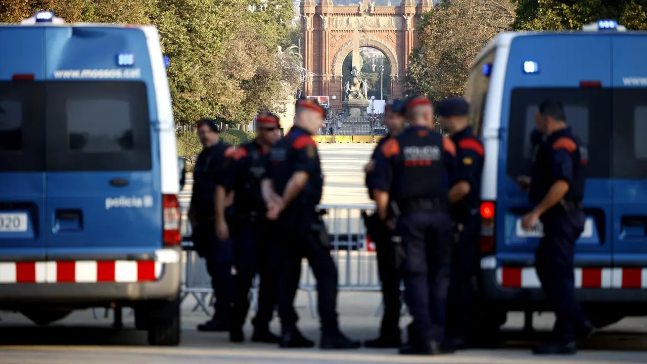 Agentes de los Mossos d' Esquadra y varias personas en las inmediaciones del Parlament de Catalu&ntilde;a, en el parque de la Ciutadella. Kike Rinc&oacute;n / Archivo