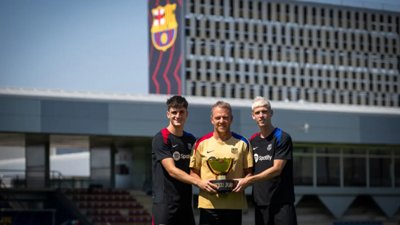 Pau V&iacute;ctor, Hansi Flick y Dani Olmo posan con el Trofeu Joan Gamper previamente a su disputa contra el AS Monaco. / FCB