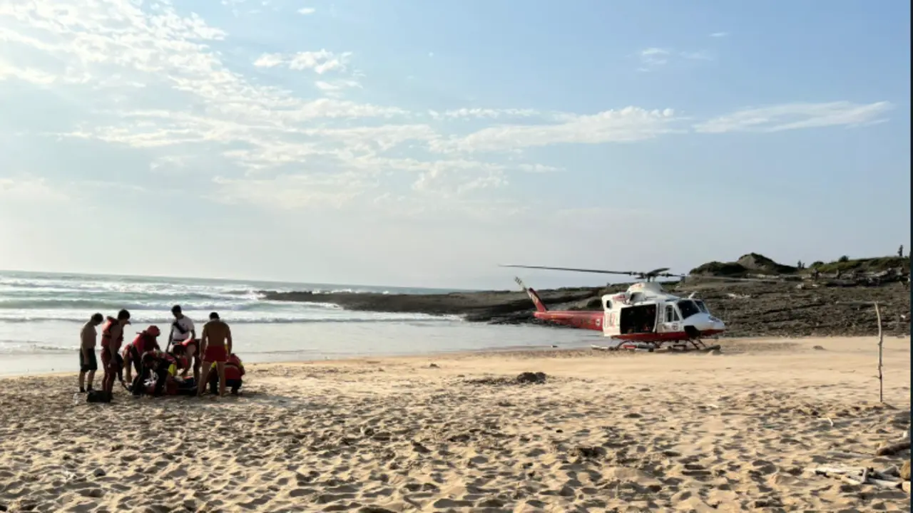 El helic&oacute;ptero del Gobierno de Cantabria, asistiendo a la madre de sus dos hijos, que finalmente tuvo que ser evacuada. / A.E.