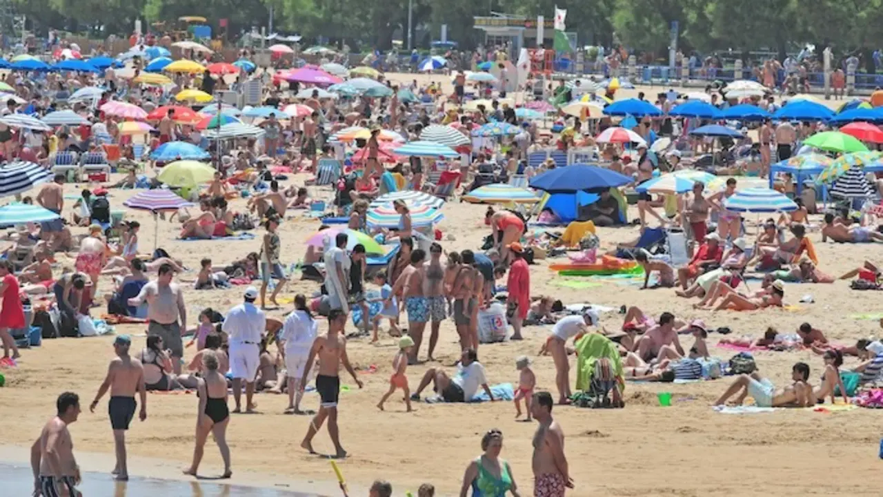Cientos de personas disfrutan estos d&iacute;as en Santander de las playas y del sol. / EP