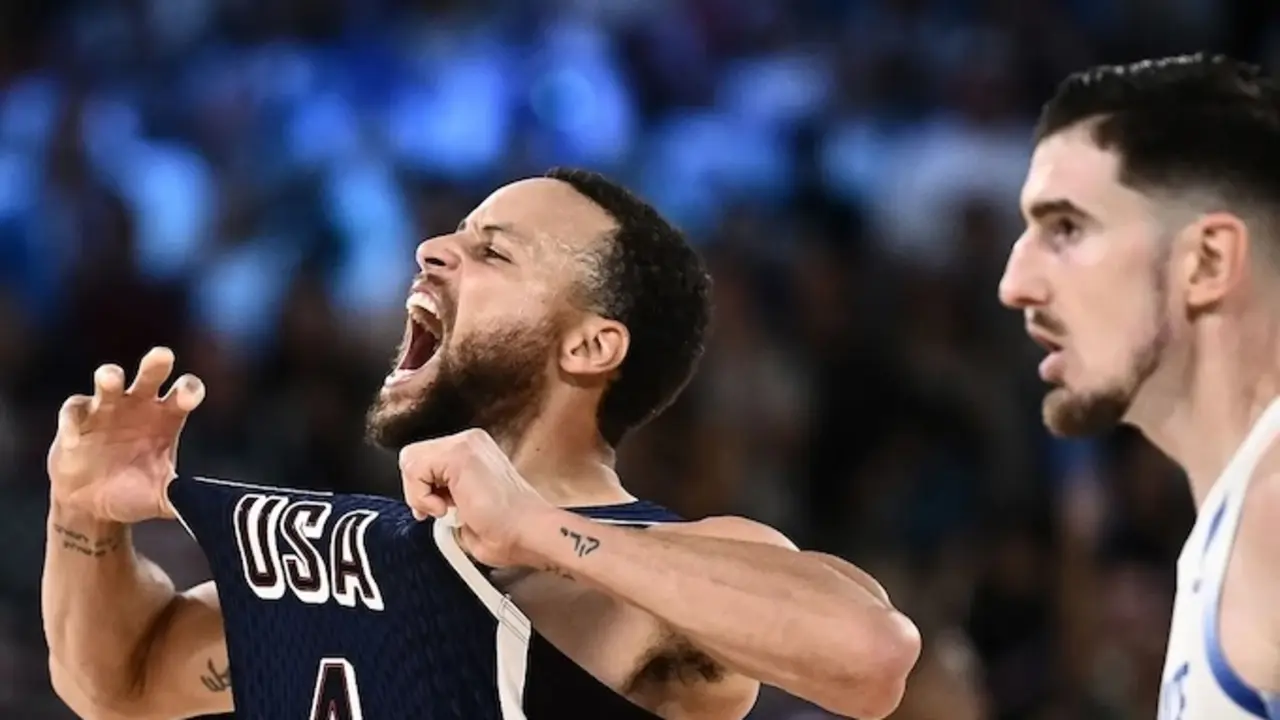 Curry celebra uno de sus triples. / ARIS MESSINI