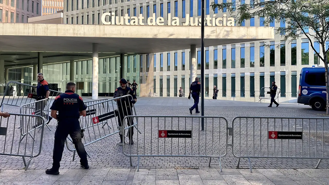 Agentes de los Mossos d&rsquo; Esquadra en las inmediaciones de la Ciutat de la Justicia de Barcelona. David Oller