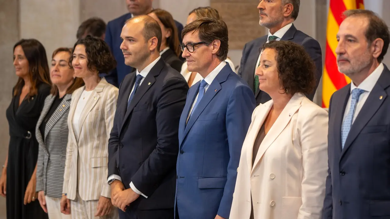 El presidente de la Generalitat de Catalu&ntilde;a, Salvador Illa (c), posa junto a los nuevos consellers durante el acto de toma de posesi&oacute;n del Govern catal&aacute;n. Lorena Sop&ecirc;na