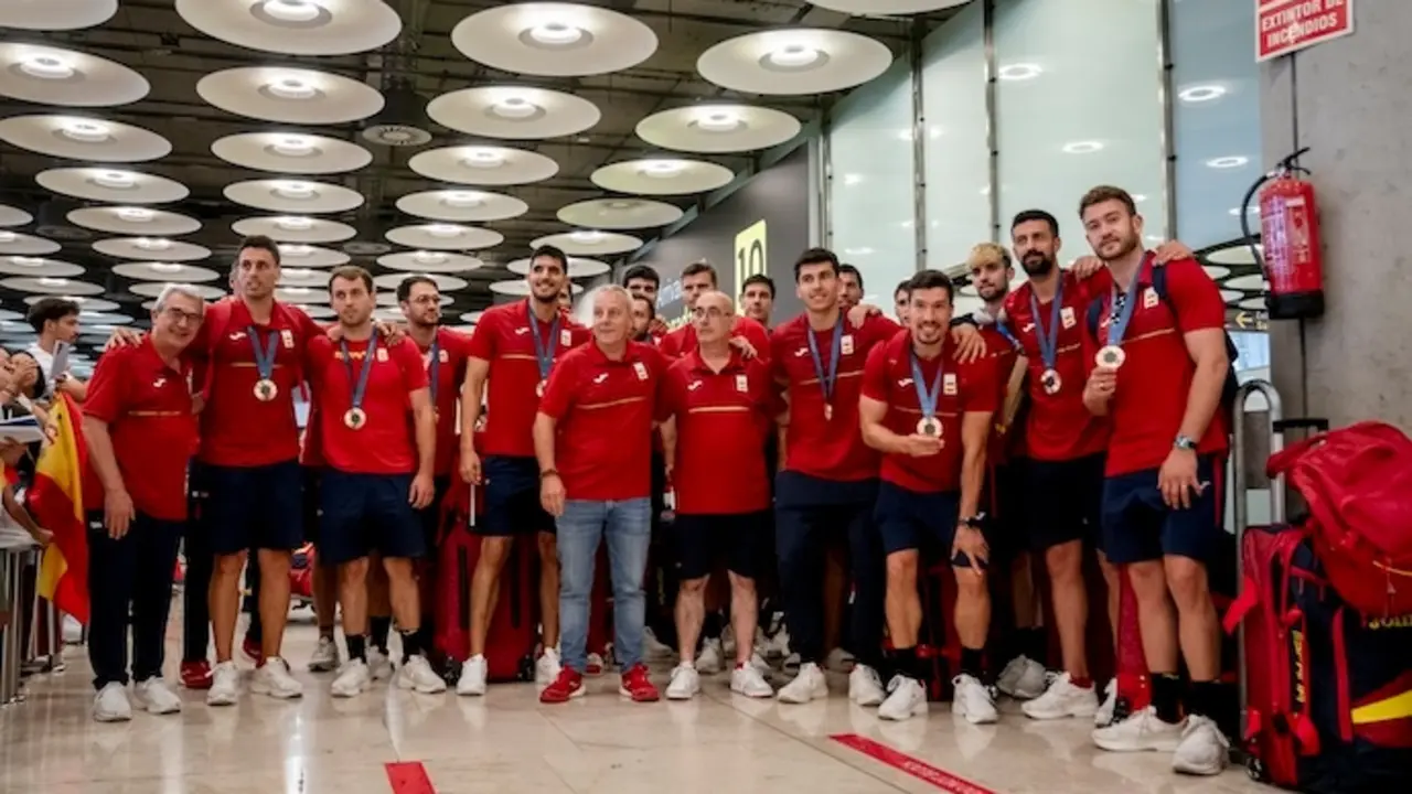 El equipo masculino de balonmano a su llegada al Aeropuerto Adolfo Su&aacute;rez-Madrid Barajas, a 12 de agosto de 2024, en Madrid (Espa&ntilde;a). Desde el pasado 26 de julio se han celebrado en Par&iacute;s los Juegos Ol&iacute;mpicos 2024, que terminaron ayer, 11 de agosto. El equipo ol&iacute;mpico espa&ntilde;ol ha conseguido un total de 18 medallas.
12 AGOSTO 2024;MEDALLAS;OL&Iacute;MPICO;JUEGOS;JJOO
A. P&eacute;rez Meca / Europa Press
12/8/2024