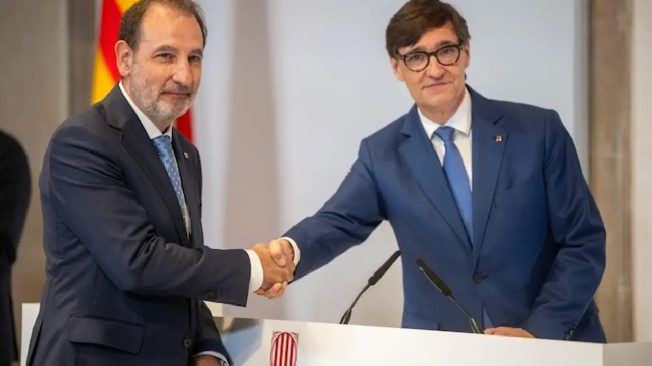 El nuevo conseller de Justicia y Calidad Democr&aacute;tica, Ramon Espadaler (i), y el presidente de la Generalitat de Catalunya, Salvador Illa (d), durante el acto de toma de posesi&oacute;n del Govern catal&aacute;n, en el Palau de la Generalitat, a 12 de agosto de 2024, en Barcelona, Catalunya (Espa&ntilde;a). Los nuevos consellers del Govern Catal&aacute;n han tomado posesi&oacute;n de su cargo despu&eacute;s de que el pasado jueves Salvador Illa fuera investido como presidente de la Generalitat con el apoyo de Comuns y ERC. En total el Govern de Illa contar&aacute; con 16 Consellerias divididas en los departamentos de Presidencia; Econom&iacute;a y Hacienda; Deportes; Educaci&oacute;n y Formaci&oacute;n Profesional; Igualdad y Feminismo; Pol&iacute;tica  Ling&uuml;&iacute;stica; Uni&oacute;n Europea y Acci&oacute;n Exterior; Empresa y Trabajo; Derechos Sociales e Inclusi&oacute;n; Universidades e Investigaci&oacute;n; Interior; Sanidad; Agricultura, Ganader&iacute;a, Pesca y Alimentaci&oacute;n; Territorio, Transici&oacute;n Ecol&oacute;gica y Vivienda; Cultura; y Justicia y Calidad Democr&aacute;tica.
12 AGOSTO 2024;GOVERN;CONSELLERS;TOMA;POSESI&Oacute;N;POL&Iacute;TICA;GOBIERNO
Lorena Sop&ecirc;na / Europa Press
12/8/2024