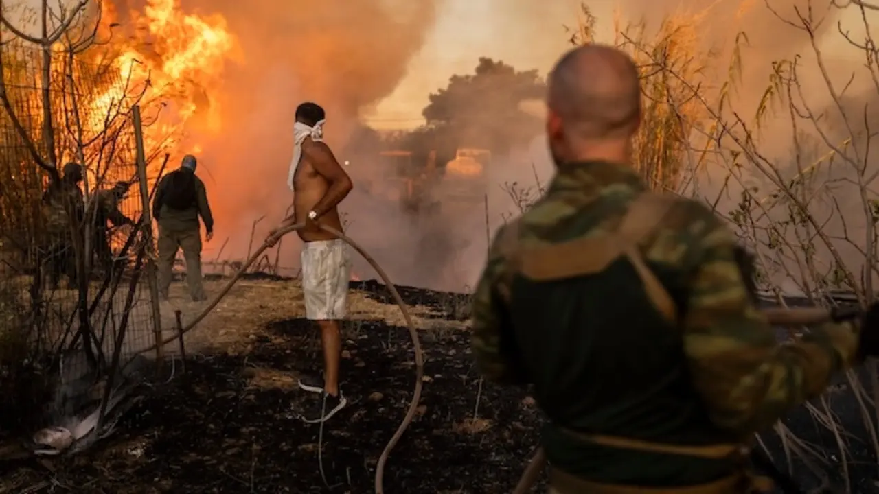 Voluntarios extinguen un incendio forestal en Ano Patima, cerca de Penteli, en la regi&oacute;n septentrional de Atenas. Los Estados miembros de la UE est&aacute;n enviando ayuda a Grecia para ayudar a los servicios de emergencia en la lucha contra el mayor incendio forestal del a&ntilde;o en el pa&iacute;s el lunes, con m&uacute;ltiples focos ardiendo en unos 200 kil&oacute;metros cuadrados de bosques al noreste de la capital Atenas. Foto: Socrates Baltagiannis/dpa
