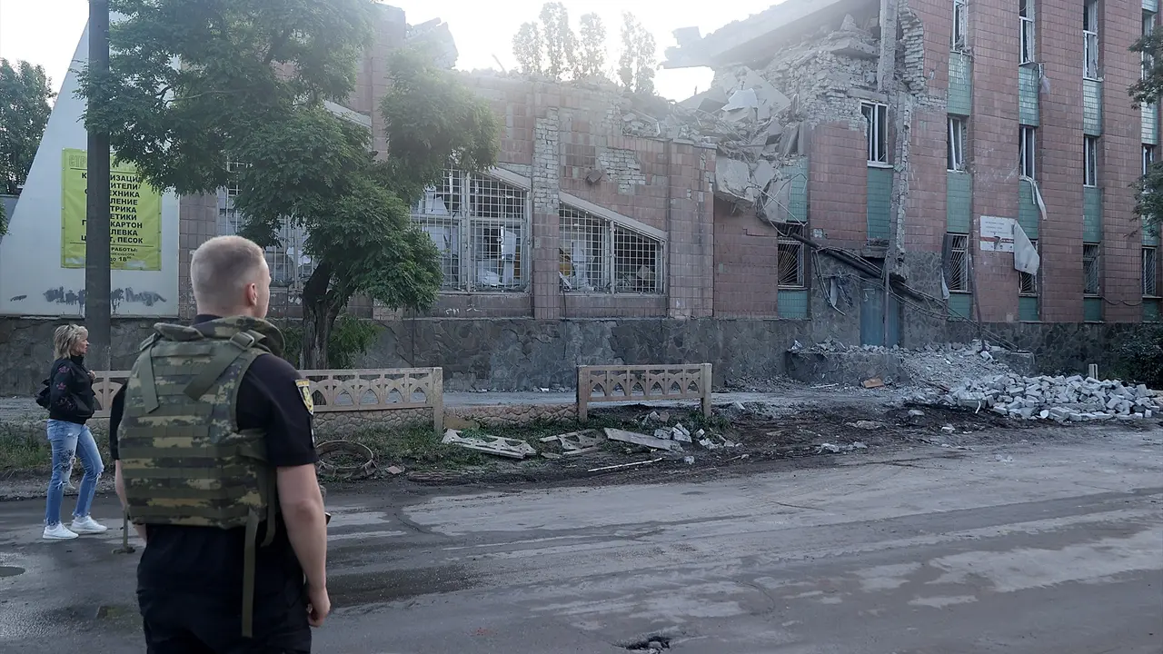 Un hombre viendo los da&ntilde;os a un edificio en Ucrania tras un ataque ruso. Vyacheslav Madiyevskyy / Archivo