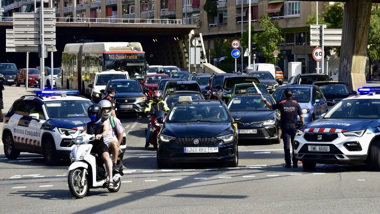 Los Mossos d'Esquadra realizan controles policiales tras el regreso del expresidente de la Generalitat Carles Puigdemont. / David Oller