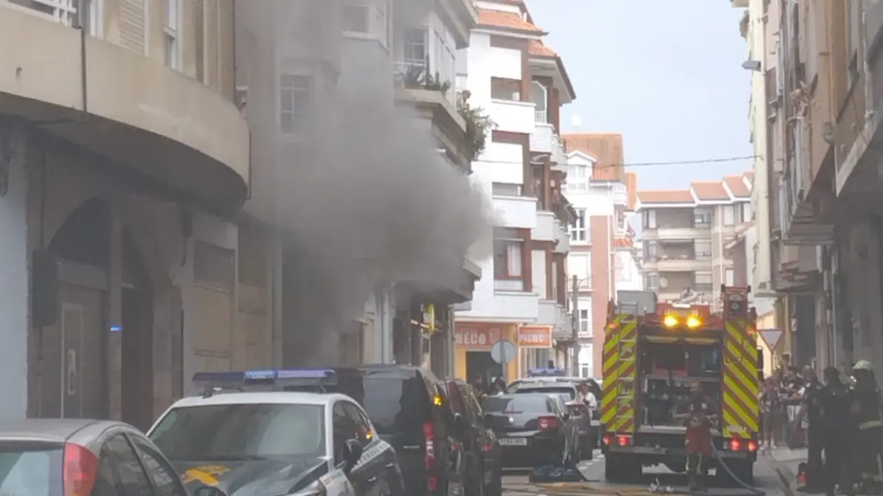 Operativo rel&aacute;mpago en Santo&ntilde;a: Bomberos apagan incendio en garaje y salvan el edificio
