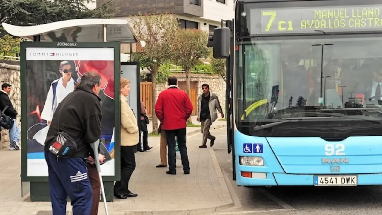 Varias personas se suben a un autob&uacute;s del TUS. / EP