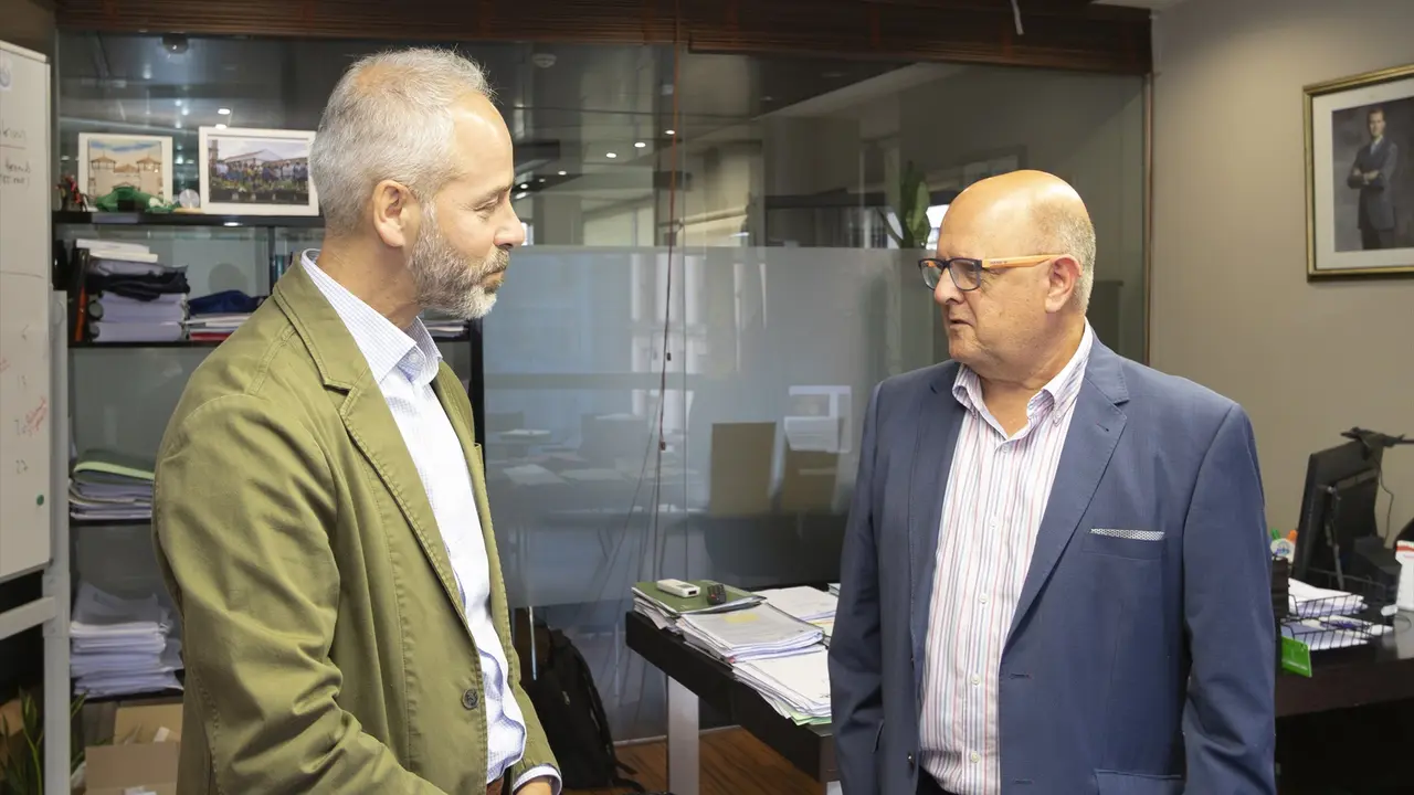 El consejero de Educaci&oacute;n, FP y Universidades, Sergio Silva, se re&uacute;ne con &Aacute;ngel Cuadrado, Presidente del Museo de la Real F&aacute;brica de Artiller&iacute;a de La Cavada. / Alerta