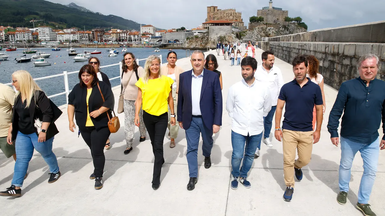 El consejero de Fomento, Ordenaci&oacute;n del Territorio y Medio Ambiente, Roberto Media, inaugura las obras de la segunda fase del dique norte de Castro Urdiales. / Alerta