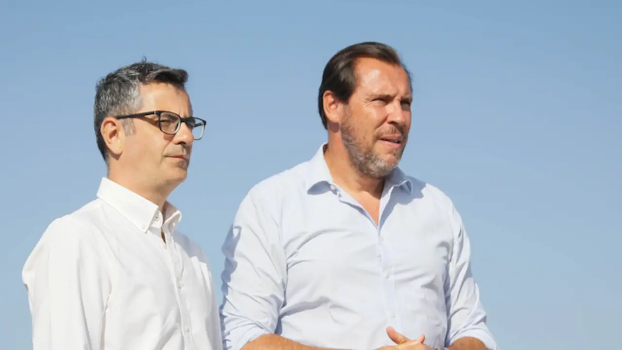 El ministro de la Presidencia, Justicia y Relaciones con las Cortes, Felix Bola&ntilde;os, y el ministro de Transportes y Movilidad Sostenible, &Oacute;scar Puente. / EP