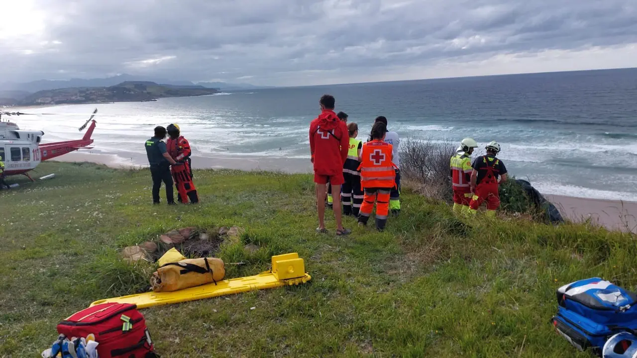 Personal de Cruz Roja Cantabria y una ambulancia atienden a una persona accidentada en parapente en la zona de Gerra, San Vicente de la Barquera, a la espera de la llegada del helic&oacute;ptero y bomberos. / X
