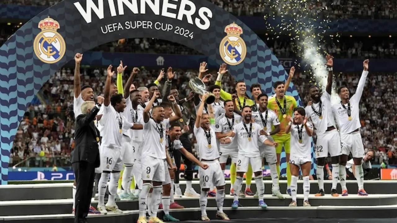 14 de agosto de 2024, Polonia, Varsovia: Los jugadores del Real Madrid celebran con el trofeo en la ceremonia de entrega tras el partido de la Supercopa de la UEFA 2024 entre el Real Madrid CF y el Atalanta BC en el estadio nacional. Foto: Massimo Paolone/LaPresse v&iacute;a ZUMA Press/dpa
Massimo Paolone/LaPresse via ZUM
