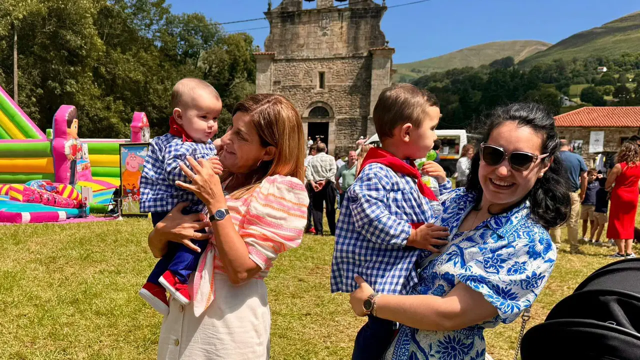 La presidenta de Cantabria, Mar&iacute;a Jos&eacute; S&aacute;enz de Buruaga, ha asistido hoy en Selaya a la festividad de Nuestra Se&ntilde;ora de Valvanuz, un evento que, una vez m&aacute;s, ha reunido a cientos de personas en torno al santuario de la patrona de los pasiegos.
